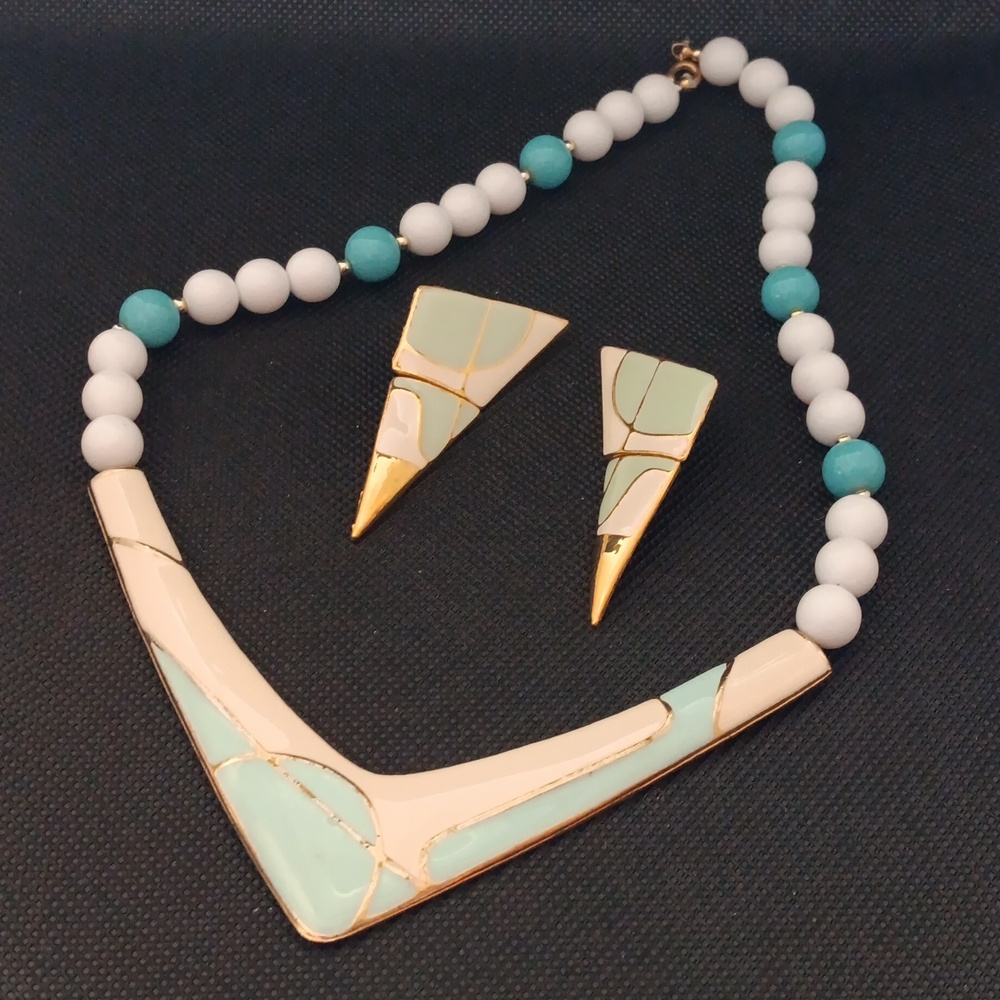 Elegant White and Gold Necklace Set